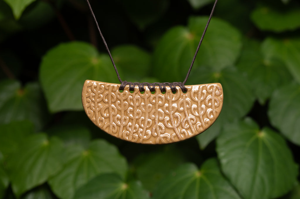 Mangopare Whakakai (Pendant), Amber