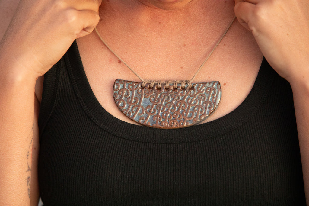 Mangopare Whakakai (Pendant), Blue Rutile on Toast